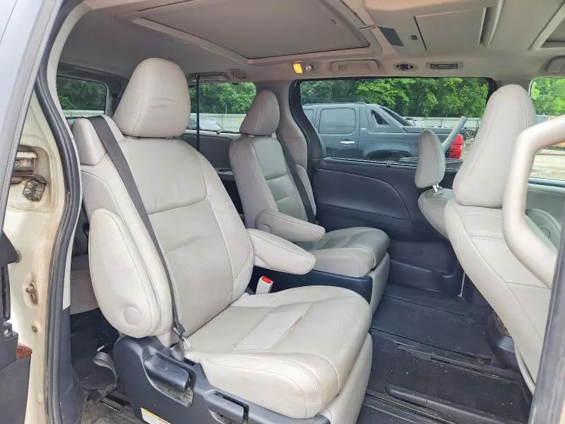2015 TOYOTA SIENNA LIMITED PREMIUM 7-PASSENGER  