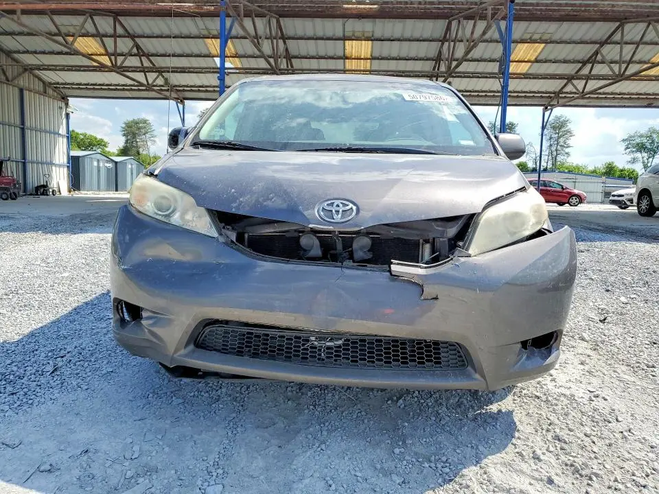 2013 TOYOTA SIENNA LE  