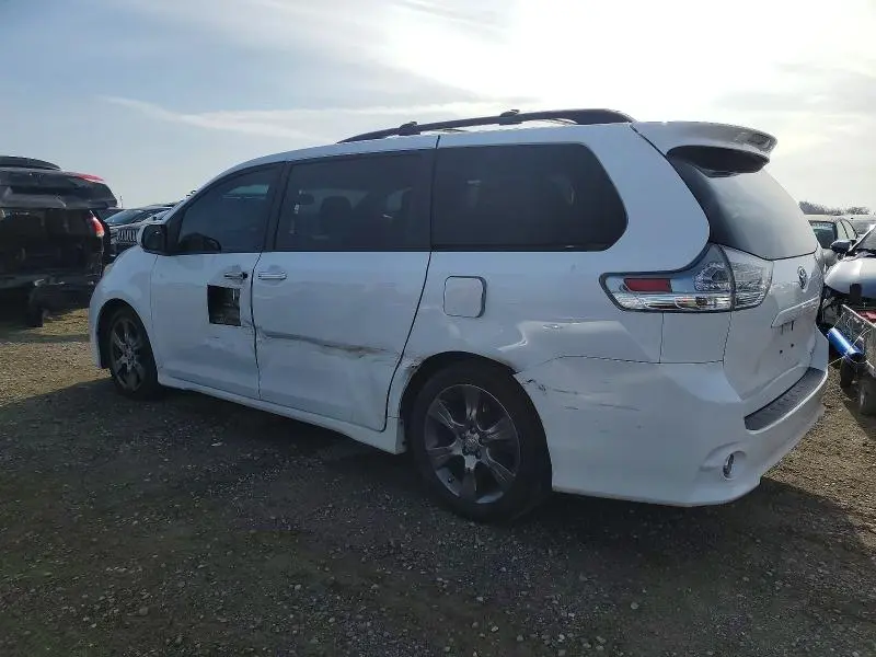 2017 TOYOTA SIENNA SE  