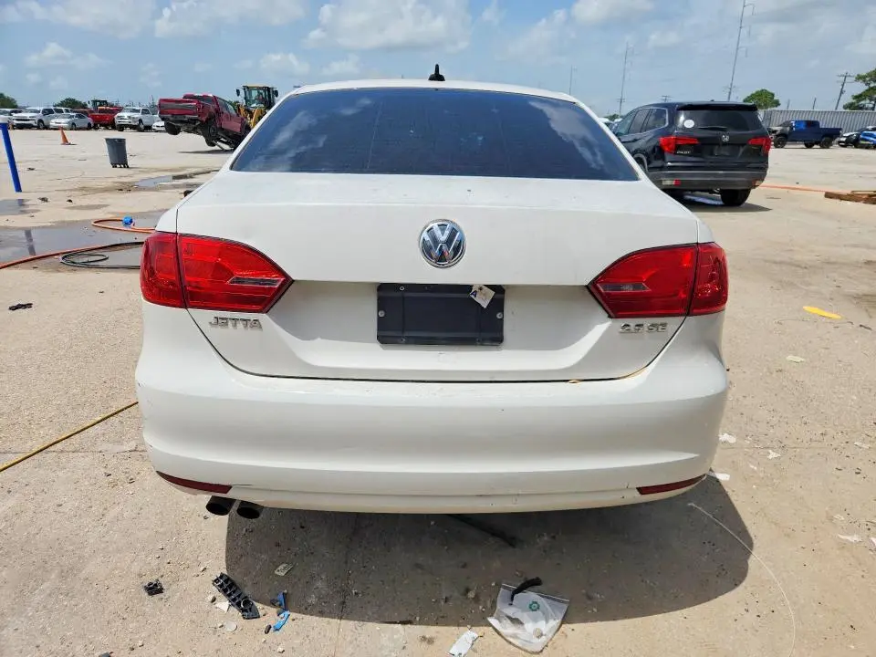 2011 VOLKSWAGEN JETTA SE  