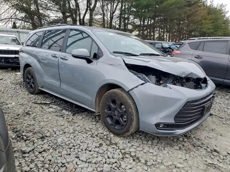 2025 TOYOTA SIENNA XSE  