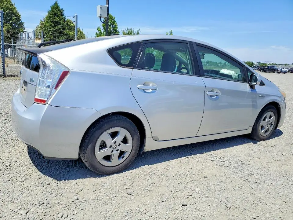 2010 TOYOTA PRIUS III  