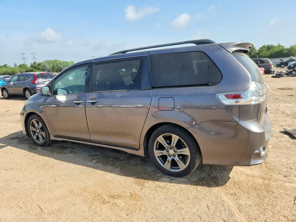 2017 TOYOTA SIENNA SE  