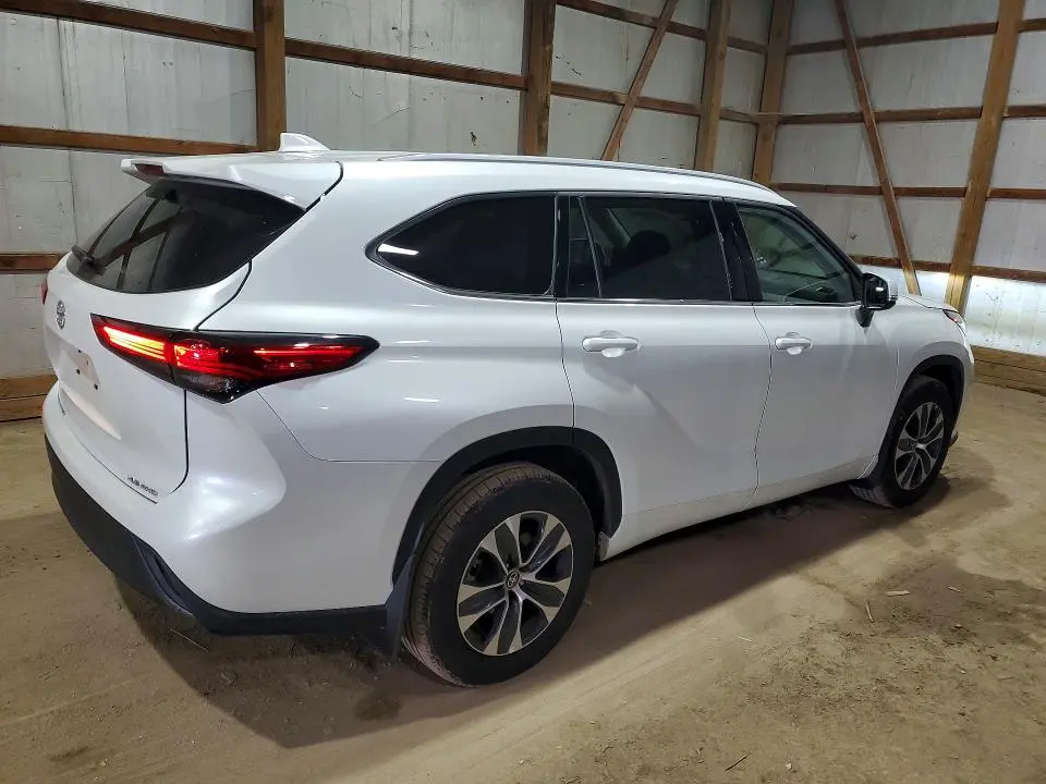 2022 TOYOTA HIGHLANDER XLE  