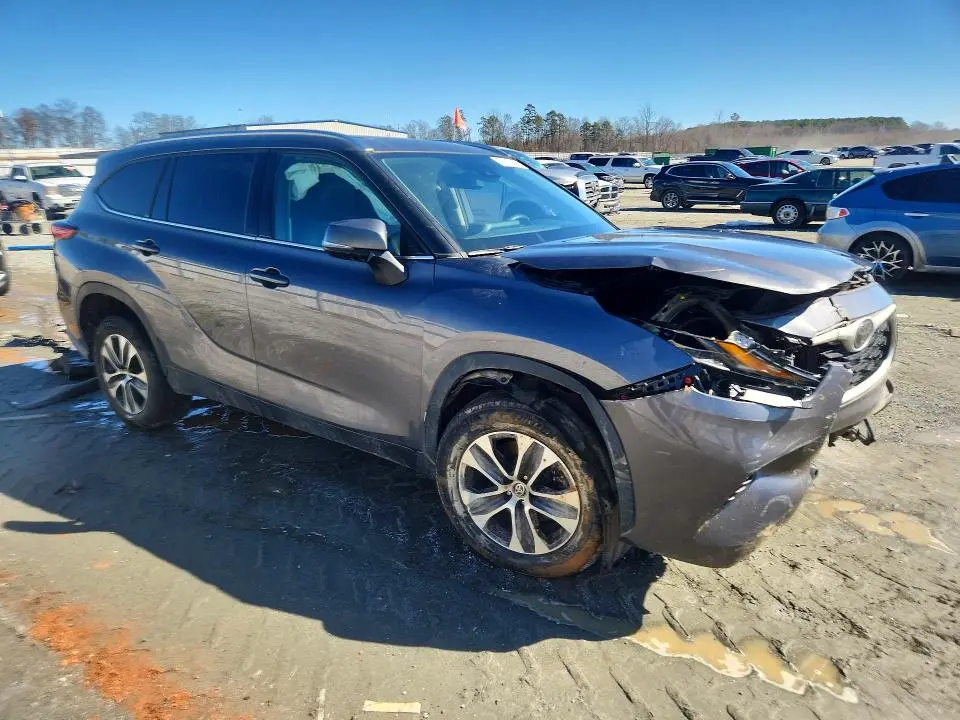 2021 TOYOTA HIGHLANDER XLE  
