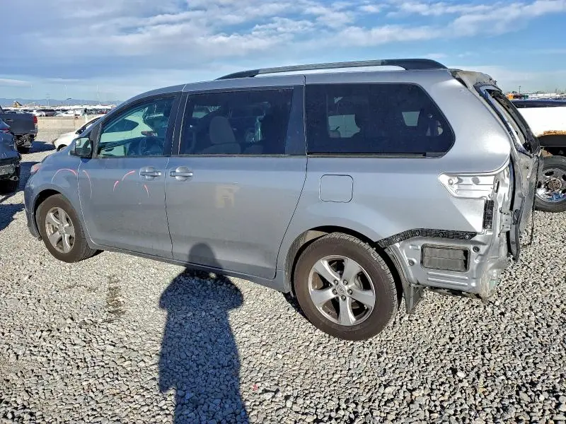 2017 TOYOTA SIENNA LE  