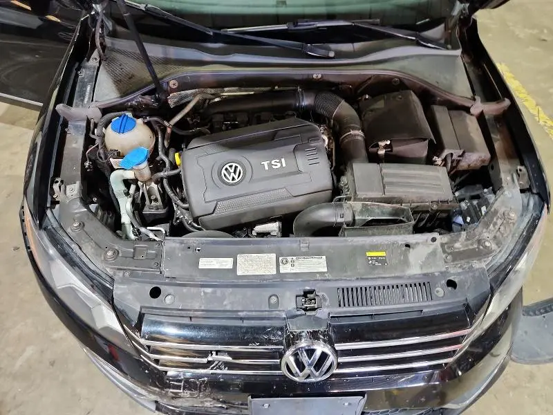 2015 VOLKSWAGEN PASSAT SE  