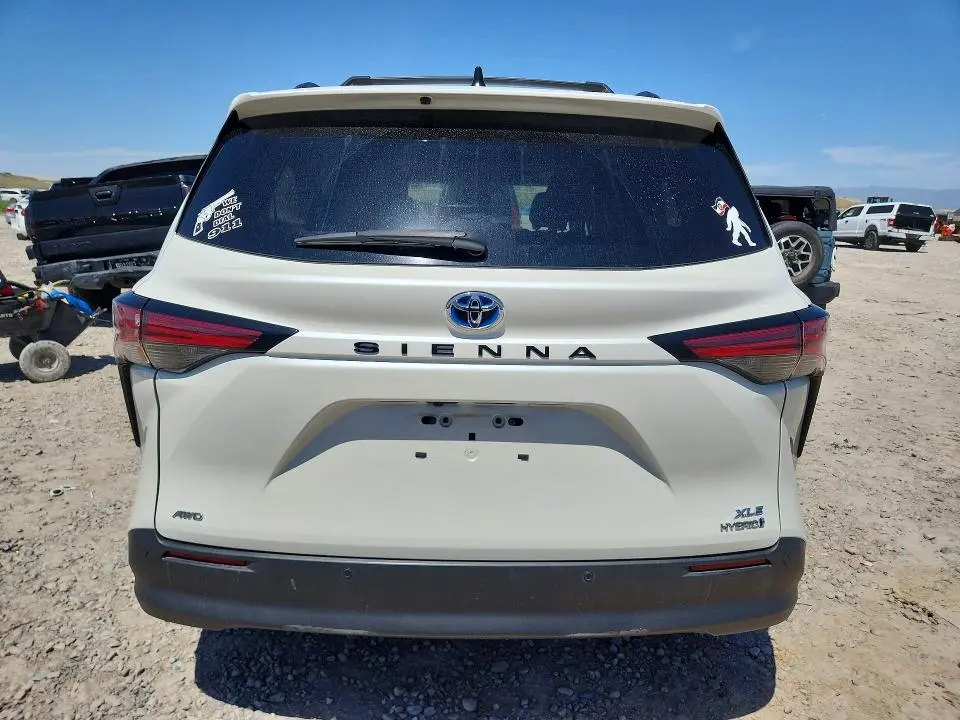 2021 TOYOTA SIENNA XLE  