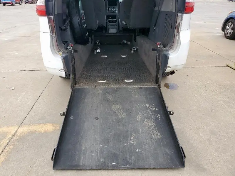 2018 TOYOTA SIENNA LE  
