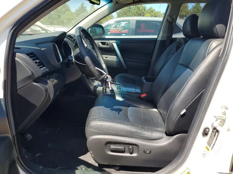 2013 TOYOTA HIGHLANDER SE  