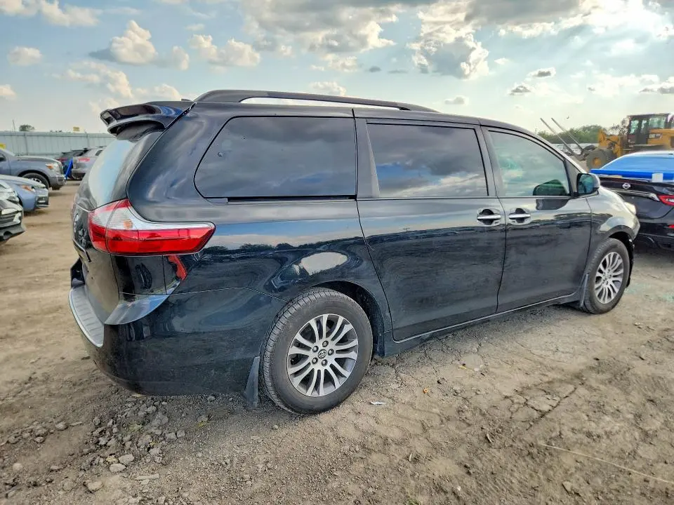 2018 TOYOTA SIENNA XLE 8-PASSENGER  