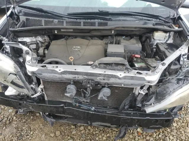 2017 TOYOTA SIENNA SE  