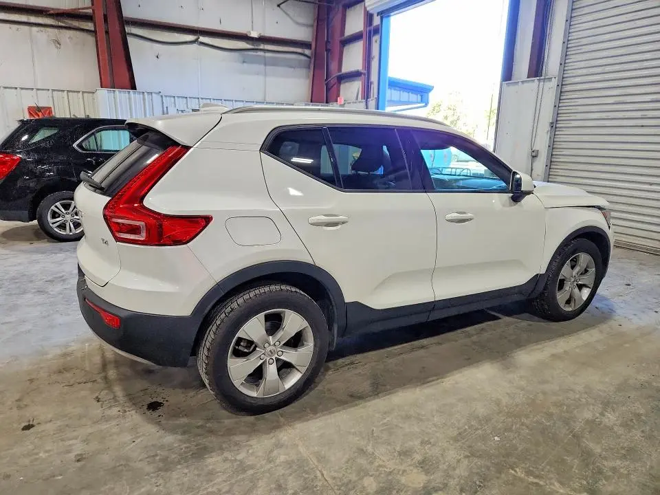 2021 VOLVO XC40 T4 MOMENTUM  