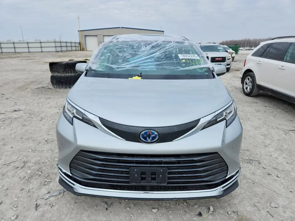 2021 TOYOTA SIENNA   