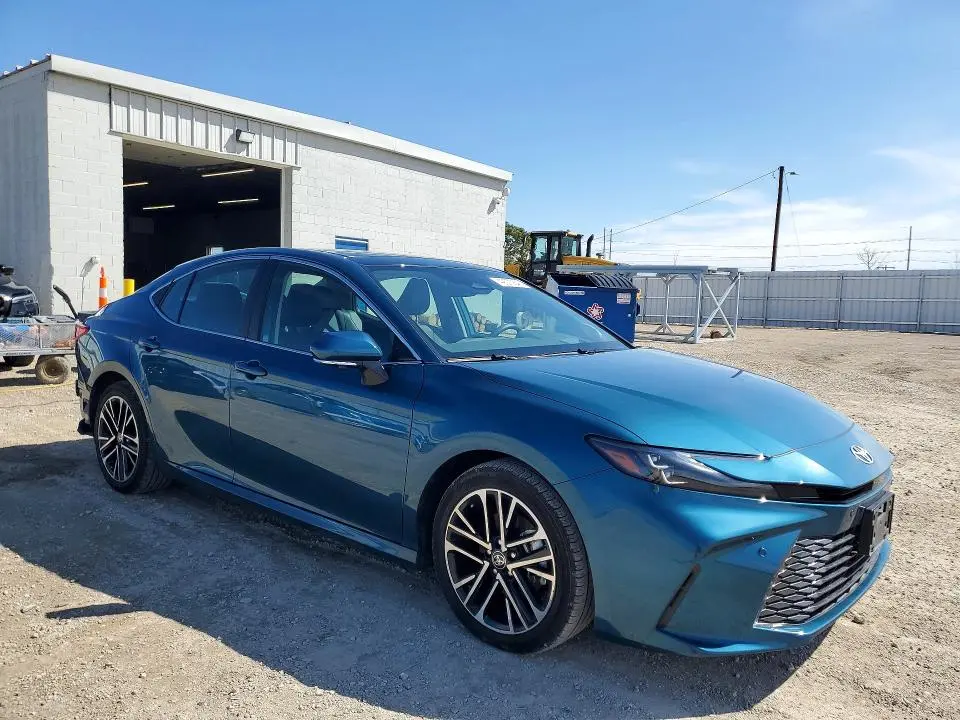 2025 TOYOTA CAMRY XLE  