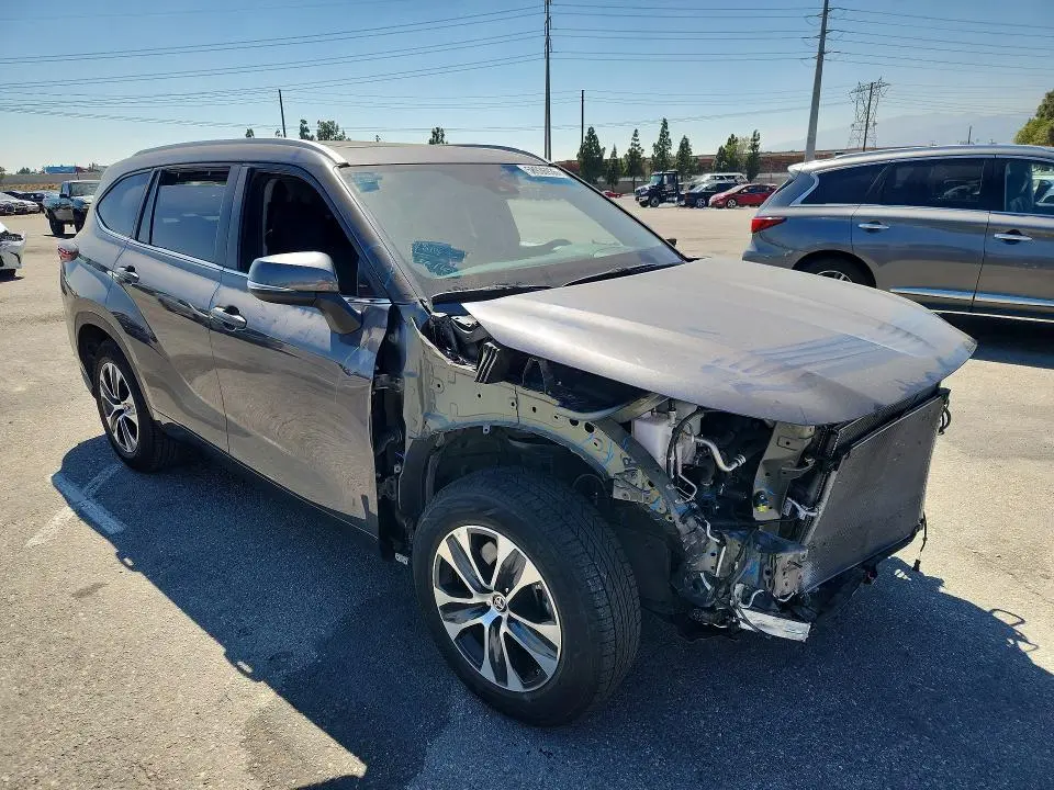 2024 TOYOTA HIGHLANDER XLE  