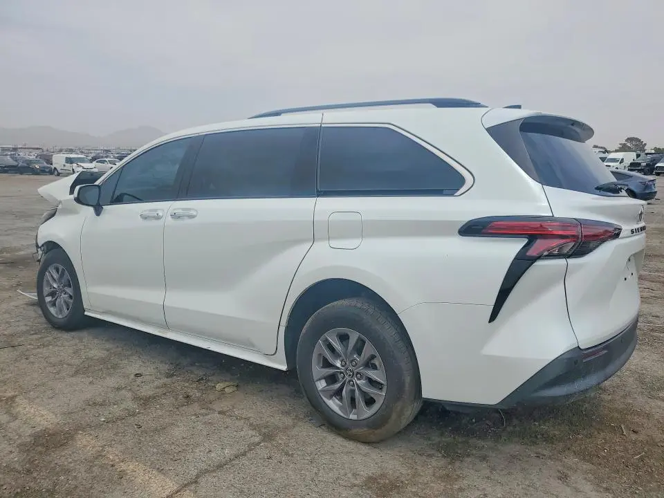 2022 TOYOTA SIENNA XLE  