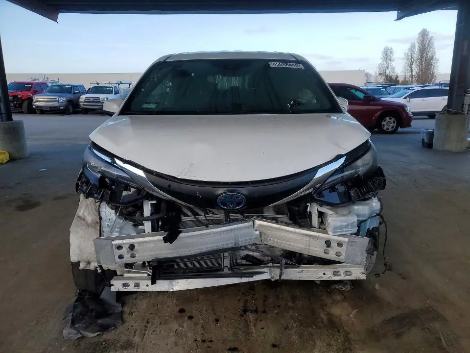 2021 TOYOTA SIENNA LE 8-PASSENGER  