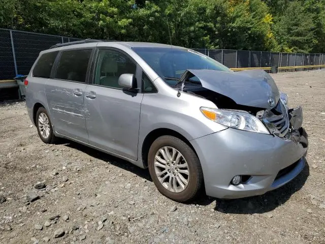 2013 TOYOTA SIENNA XLE  