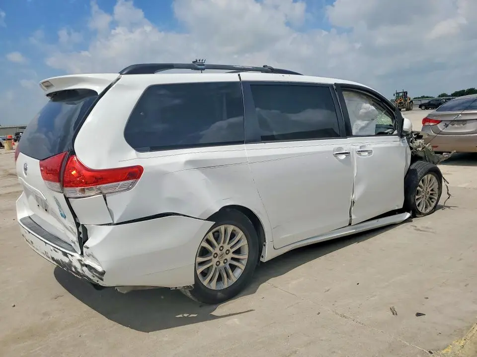 2013 TOYOTA SIENNA XLE 8-PASSENGER  