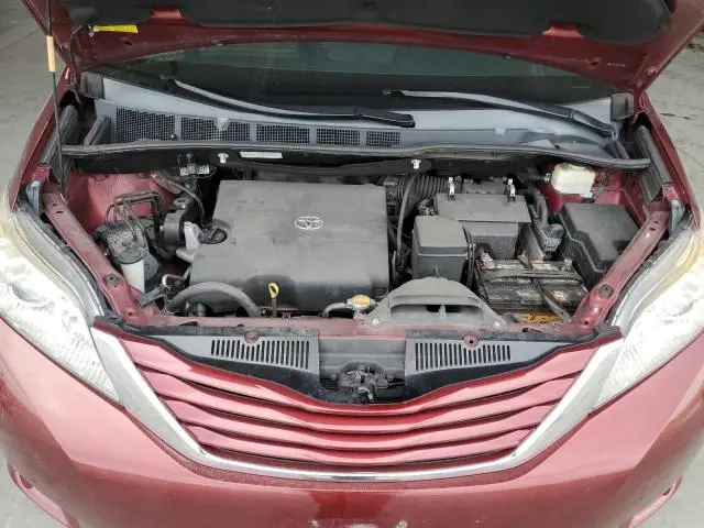 2015 TOYOTA SIENNA LE  