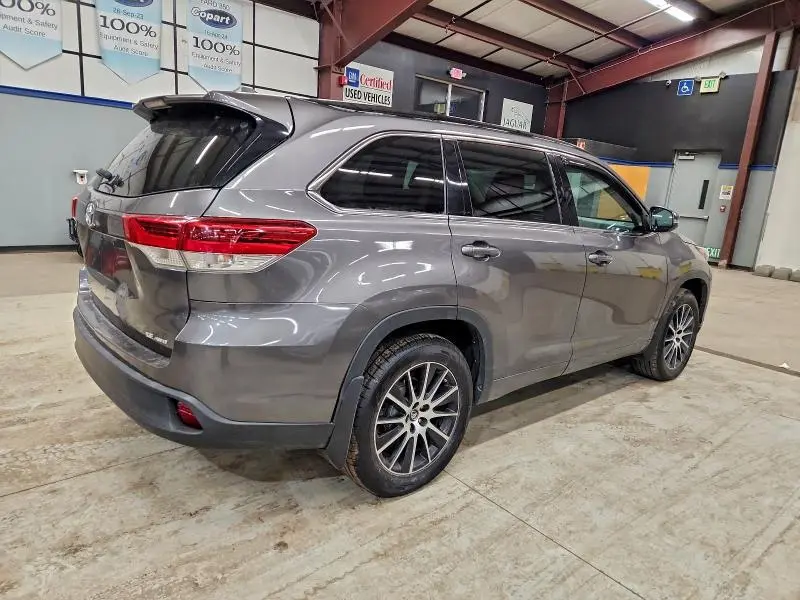 2017 TOYOTA HIGHLANDER SE  