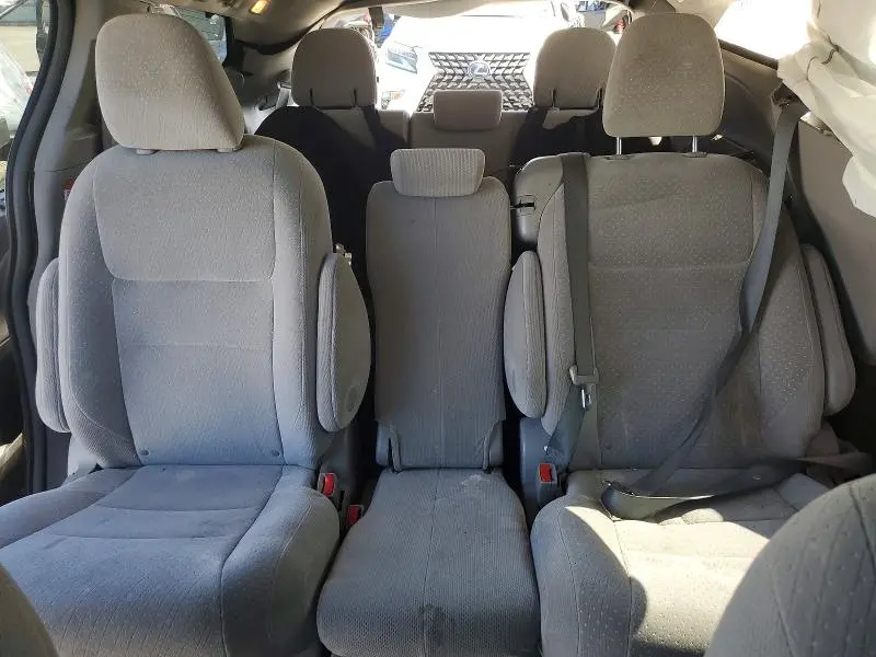 2017 TOYOTA SIENNA LE  