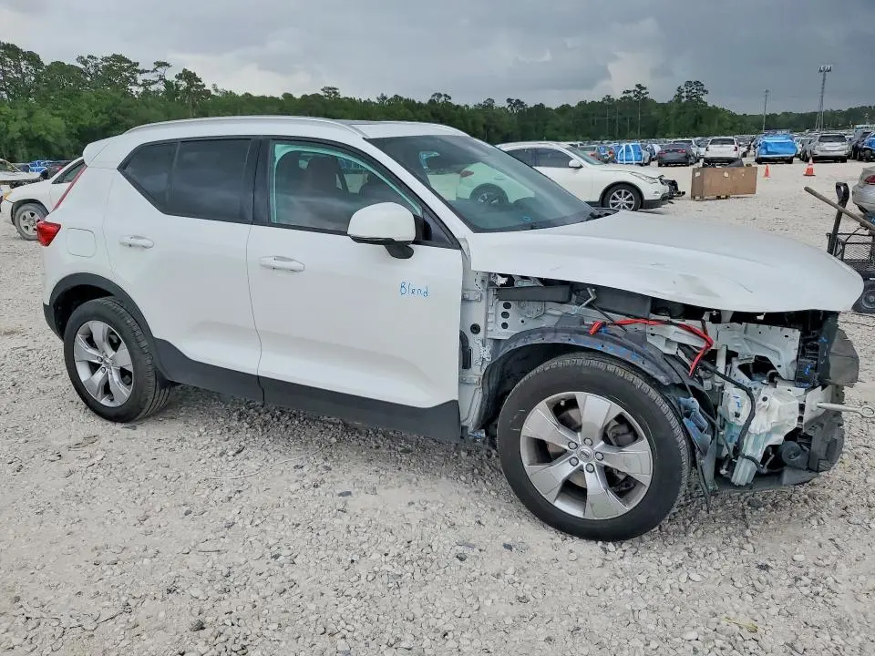 2019 VOLVO XC40 T5 MOMENTUM  