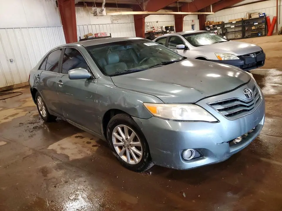 2011 TOYOTA CAMRY XLE V6  