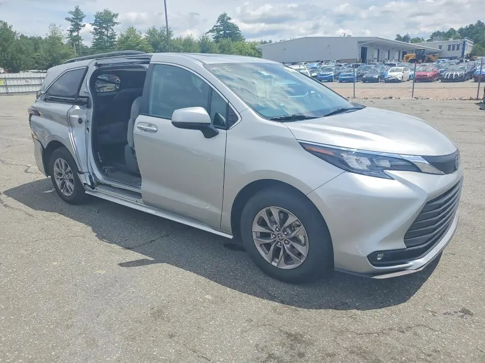 2025 TOYOTA SIENNA XLE 8-PASSENGER  