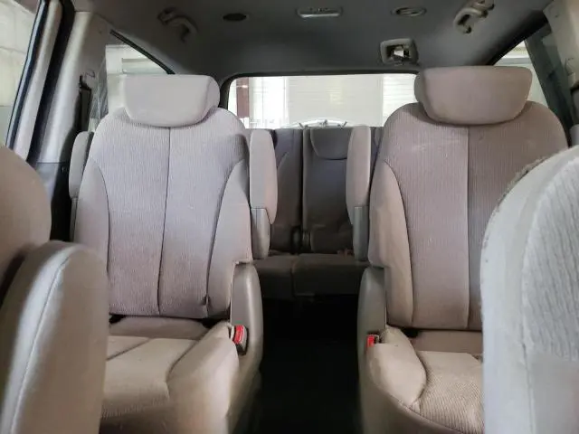 2010 KIA SEDONA LX