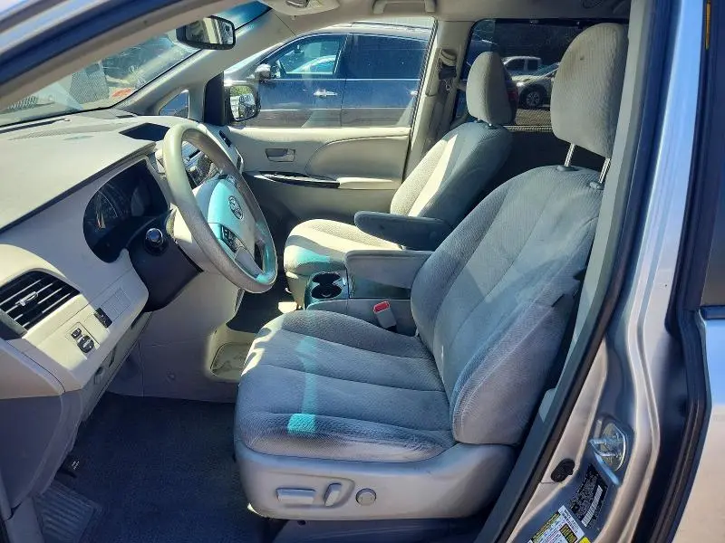 2013 TOYOTA SIENNA LE  