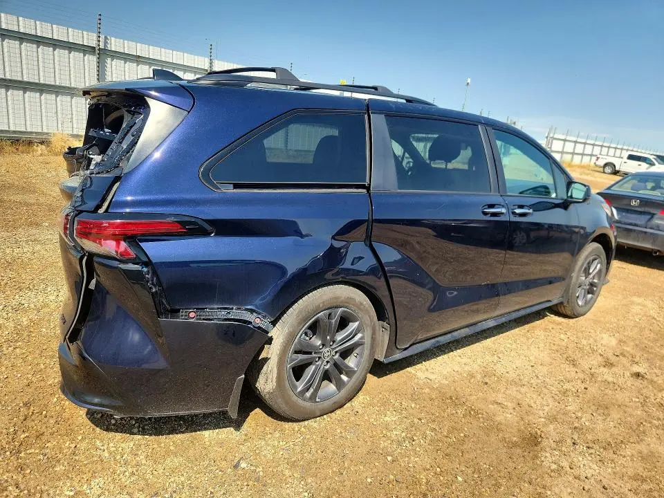 2025 TOYOTA SIENNA LE  