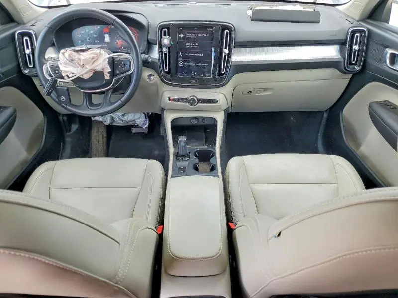 2019 VOLVO XC40 T5 MOMENTUM  