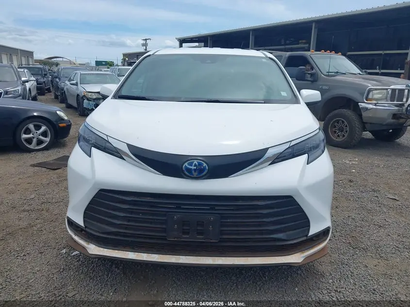 2024 TOYOTA SIENNA LE