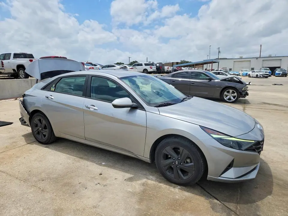 2025 HYUNDAI ELANTRA SEL  