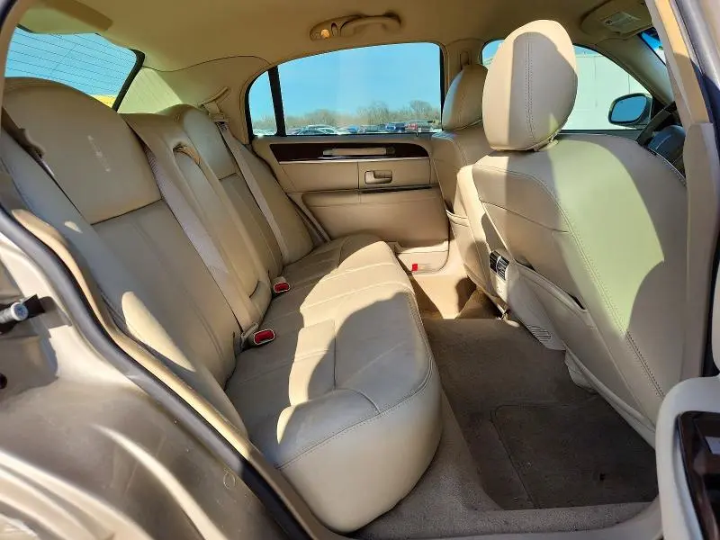 2010 LINCOLN TOWN CAR SIGNATURE LIMITED  