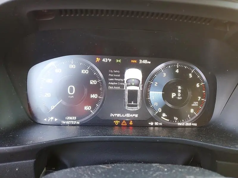 2019 VOLVO XC40 T4 MOMENTUM  