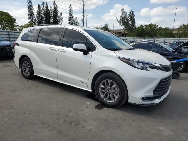 2021 TOYOTA SIENNA XLE  