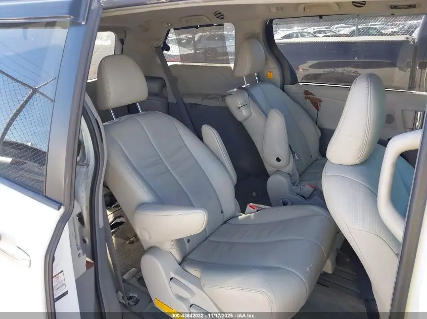 2011 TOYOTA SIENNA XLE V6
