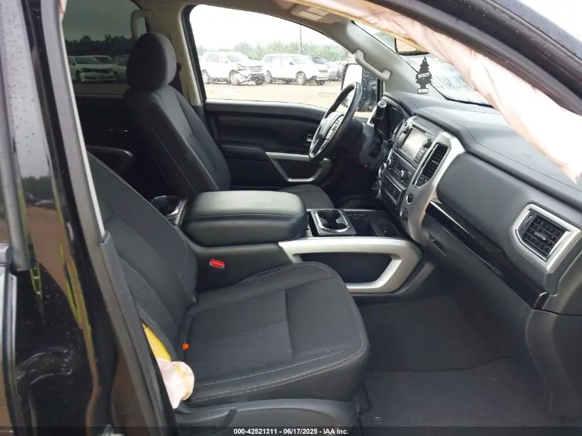 2017 NISSAN TITAN SV