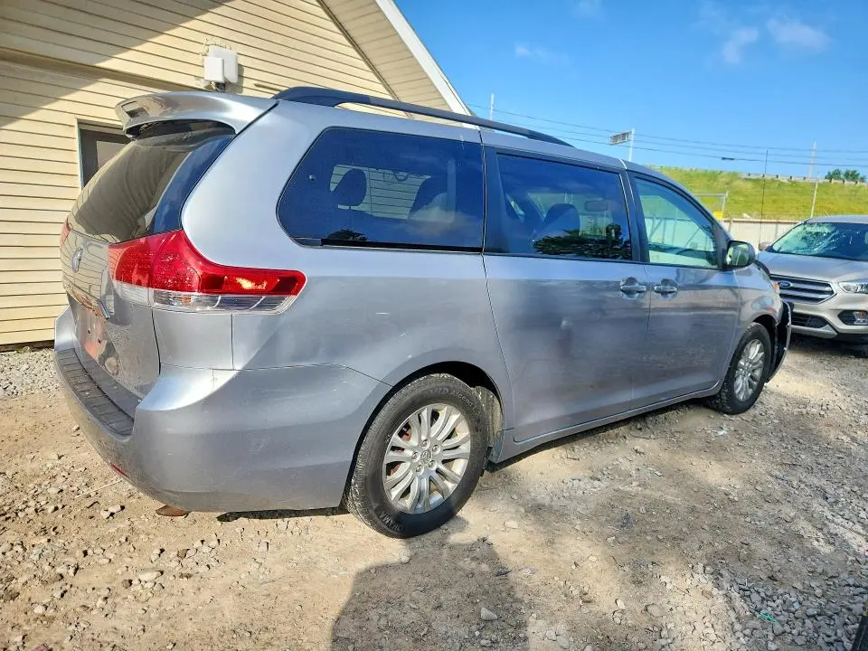 2014 TOYOTA SIENNA XLE 8-PASSENGER  