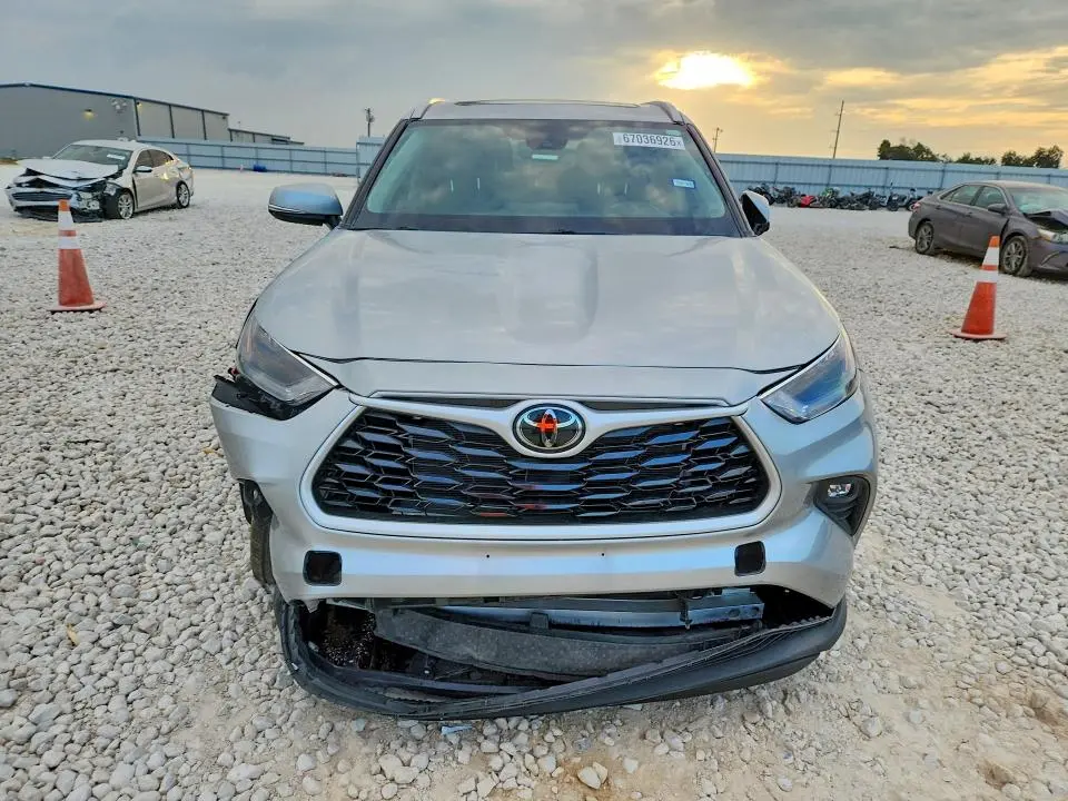 2025 TOYOTA HIGHLANDER XLE  