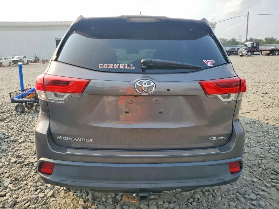 2017 TOYOTA HIGHLANDER SE  