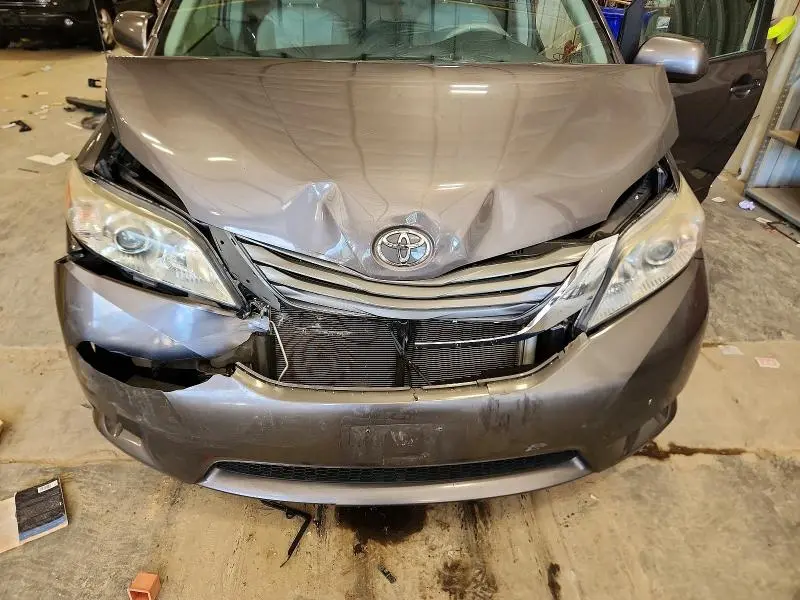 2013 TOYOTA SIENNA XLE 8-PASSENGER  