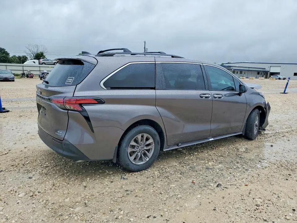 2022 TOYOTA SIENNA   
