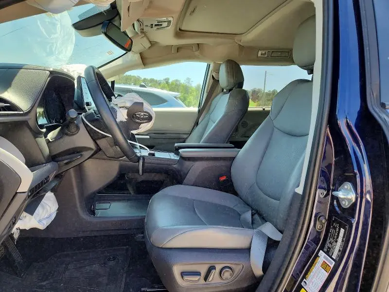 2021 TOYOTA SIENNA XLE  