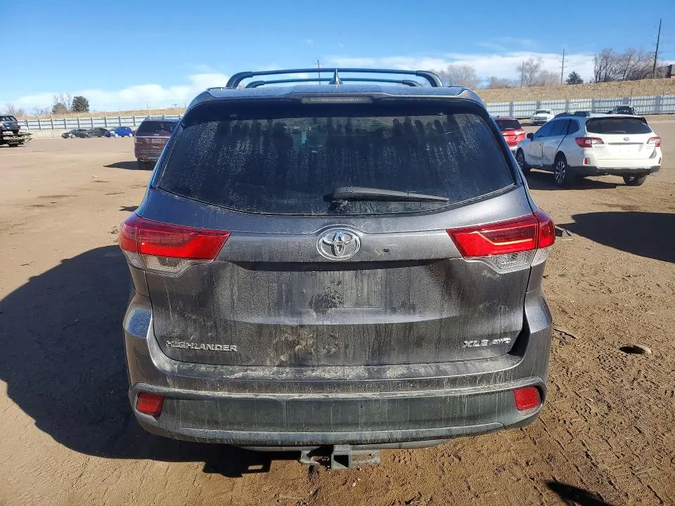 2017 TOYOTA HIGHLANDER SE  