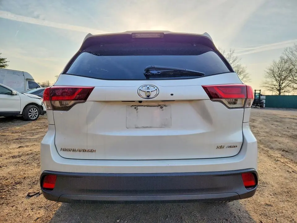 2019 TOYOTA HIGHLANDER SE  