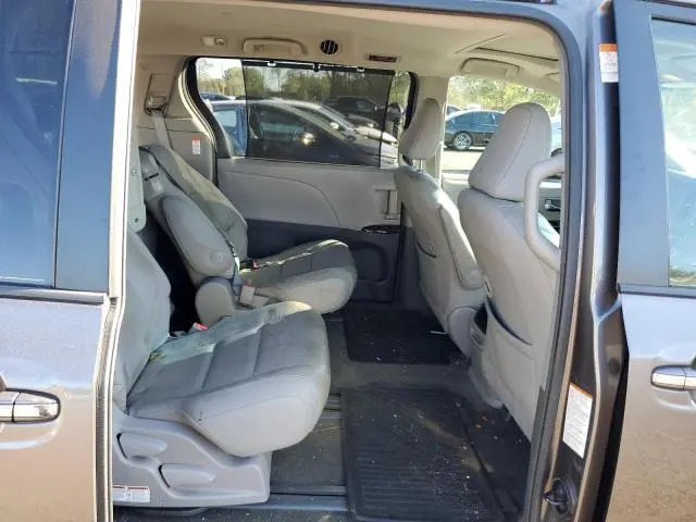 2017 TOYOTA SIENNA XLE